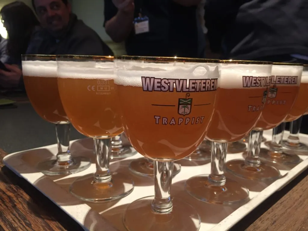 Bandeja com taças Westvleteren Trappist cheias de cerveja dourada e espuma