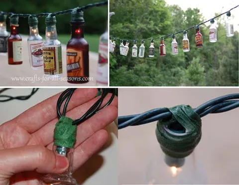 Fio de luzes com miniaturas de garrafas de bebida no lugar das lâmpadas, em varal ao ar livre