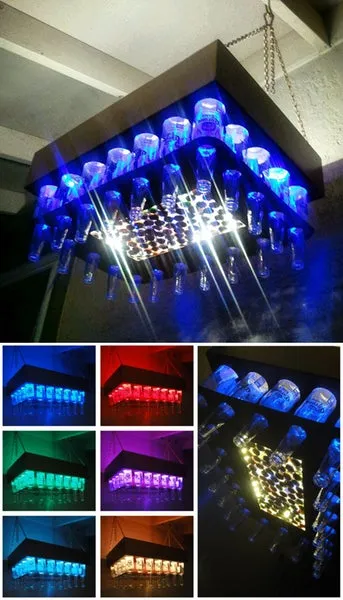Luminária pendente feita com várias garrafas de cerveja iluminadas por LEDs, em azul e outras cores