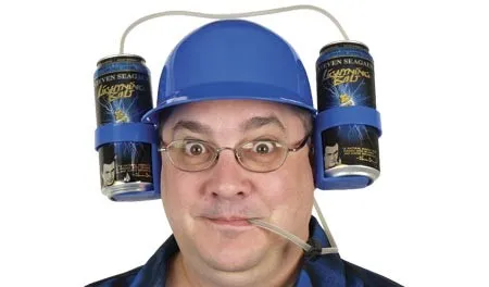 Homem de capacete azul com duas latas de cerveja presas e canudo na boca