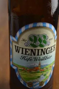 Detalhe do rótulo da Wieninger Hefe Weissbier em garrafa marrom