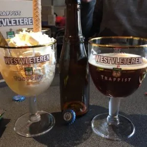 Sorvete com chantilly em taça e taça de cerveja escura Westvleteren, com garrafa e tampinha