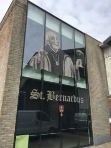 Fachada da cervejaria St. Bernardus com a imagem de um monge na vidraça