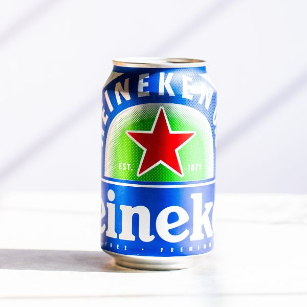 Lata de cerveja Heineken sem alcool em fundo branco - cervejas não alcoólicas